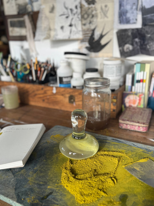 Grinding raw pigment for watercolors