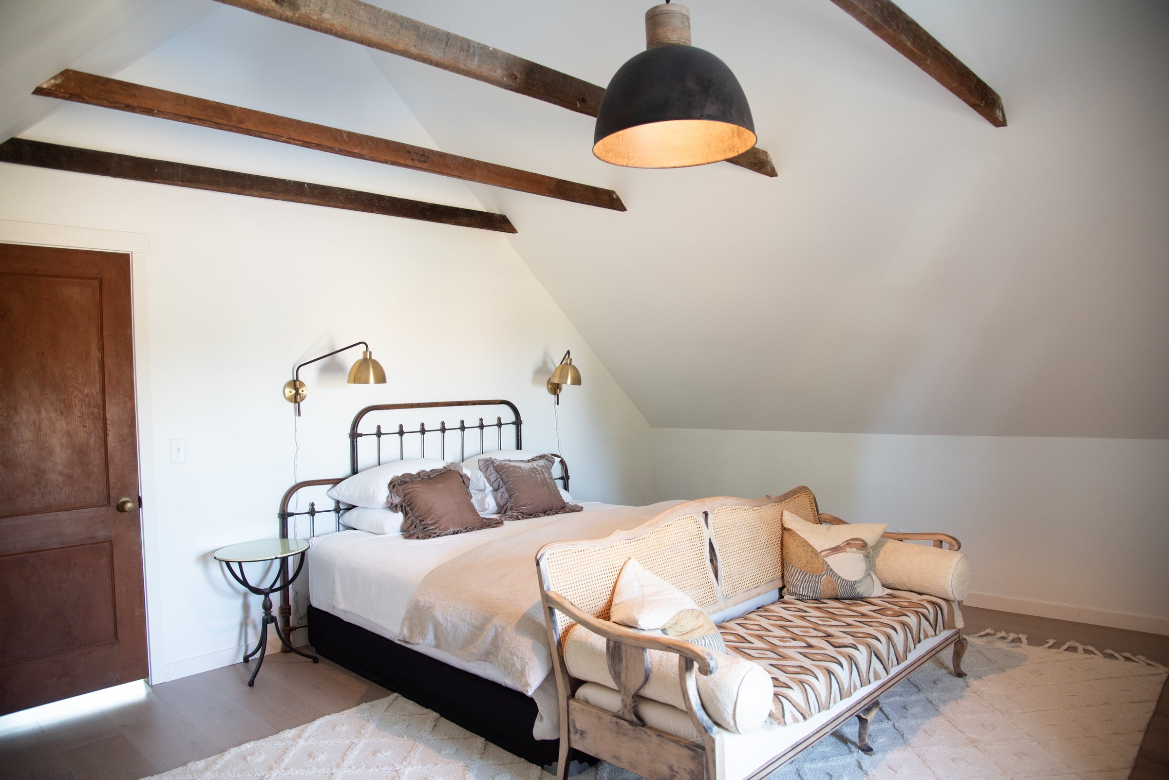 Bee house studio king bedroom