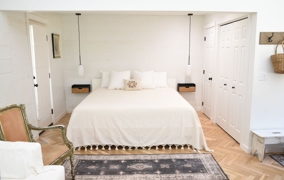 The king bed at the Troy Cottage
